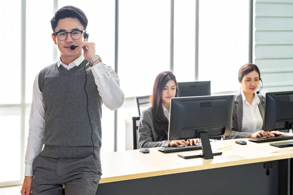 Portret Van Jonge Volwassen Vriendelijke Vertrouwen Operator Man Met Headsets — Stockfoto