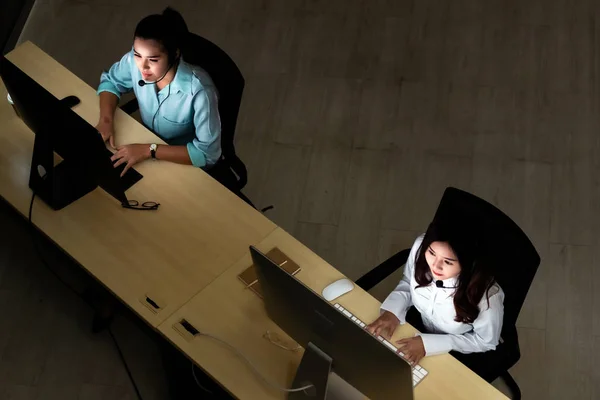 Sen Kvällsmiljö Ovanifrån Unga Vuxna Vänliga Operatör Call Center Med — Stockfoto