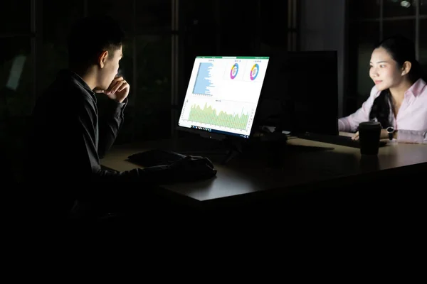 Genç Asyalı Adamı Kadın Geç Saatlere Kadar Ofislerinde Bilgisayarları Dizüstü — Stok fotoğraf