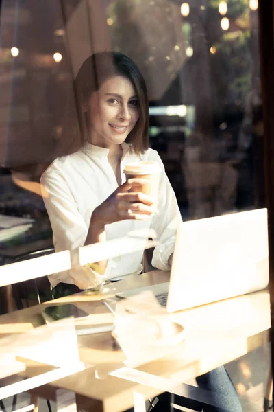 Successo Femminile Giovane Adulto Asiatico Freelancer Lavorando Caffè Con Laptop — Foto Stock