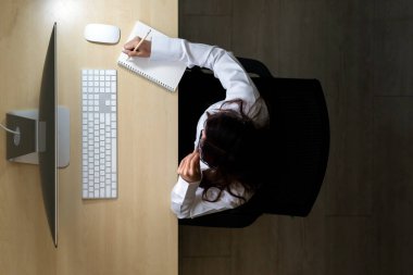 Gece yarısı çevresi. Genç, yetişkin, arkadaş canlısı çağrı merkezinin gece boyunca çalışan kulaklıklarıyla en iyi görüntüsü. 24 saat için kullanılıyor. 7 Gün Çağrı Merkezi Konsepti.