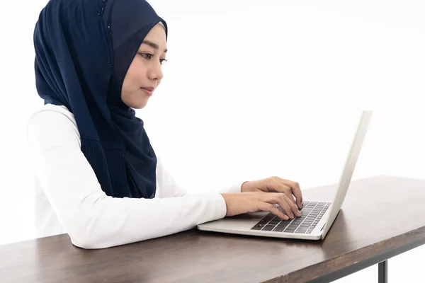 亚洲年轻女性 头戴头巾 用手提电脑搜索 在白色背景下独立办公 办公室 金融和工作站的概念 — 图库照片