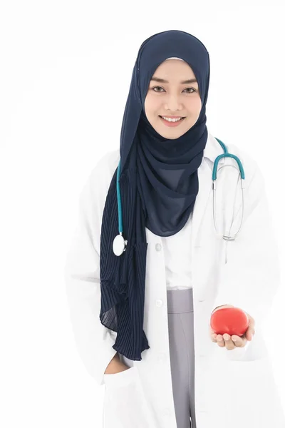Asyalı Genç Çekici Tesettürlü Müslüman Kadın Doktor Steteskopla Ayakta Duruyor — Stok fotoğraf