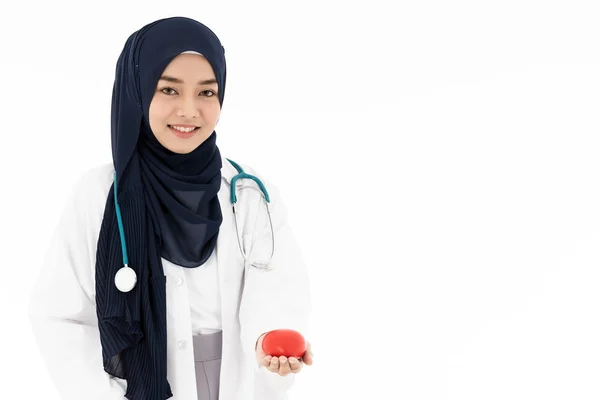 Asiatico Giovane Adulto Attraente Donna Musulmana Medico Indossa Hijab Piedi — Foto Stock