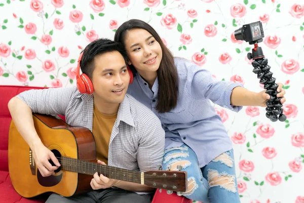 Duo Cantante Hacer Vlog Canto Vivo Canción Con Guitarra Para —  Fotos de Stock