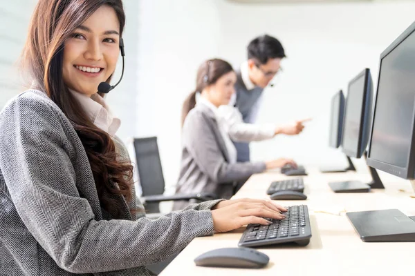 Joven Adulto Amigable Agente Operador Confianza Mujer Sonriendo Con Auriculares —  Fotos de Stock