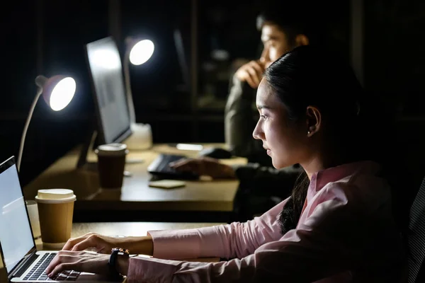 Jonge Volwassen Aziatische Zakenman Vrouw Werken Avonds Laat Hun Kantoor — Stockfoto