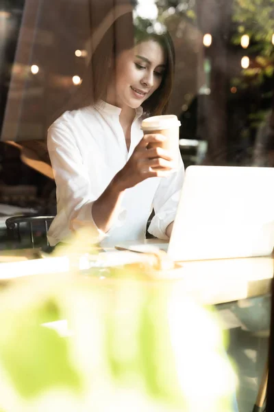 Succès Féminin Jeune Adulte Asiatique Pigiste Travaillant Dans Café Avec — Photo