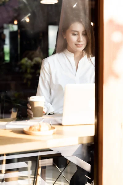 Succès Féminin Jeune Adulte Asiatique Pigiste Travaillant Dans Café Avec — Photo