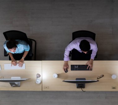 Gece yarısı ortamı, çağrı merkezi operatör ekibinin üst görüntüsü çağrı merkezi müşteri hizmetlerinde çalışan kulaklıklar ve teknik destek. 24 saat için kullanılıyor. Çağrı Merkezi Kavramı.