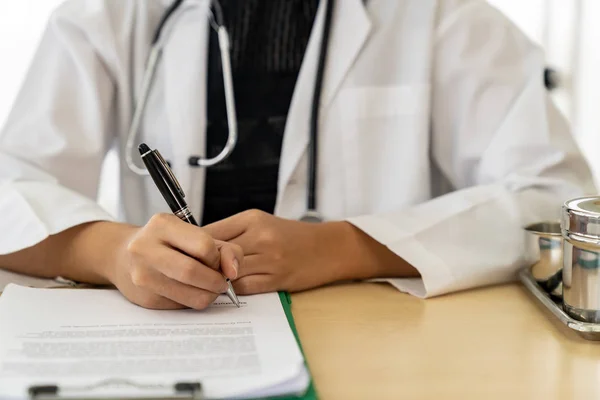 Primo Piano Fiducioso Medico Medico Femminile Seduta Sala Esami Ospedale — Foto Stock