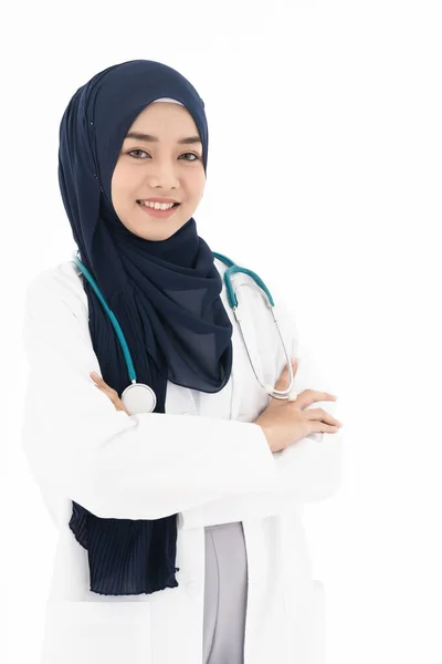 Ritratto Medico Musulmana Sicura Seduta Sala Esami Clinica Ospedaliera Espressione — Foto Stock