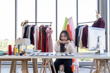 Genç yetişkin moda tasarımcısının atölyesinde girişimci olarak portresi. Girişimci başlangıç konsepti için kullanılıyor.