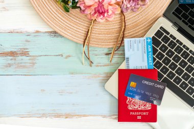 Çevrimiçi planlama Yeşil ahşap arka planlı tatil