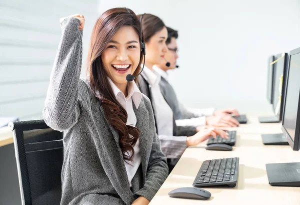 Jovem Adulto Amigável Operador Confiança Mulher Agente Sorrindo Com Fones — Fotografia de Stock