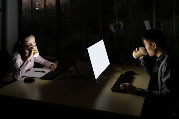 Jonge Volwassen Aziatische Zakenman Vrouw Drinken Hete Cofee Tijdens Het — Stockfoto