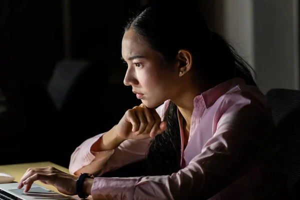 Jonge Volwassen Aziatische Zakenvrouw Die Hard Laat Haar Kantoor Werkt — Stockfoto