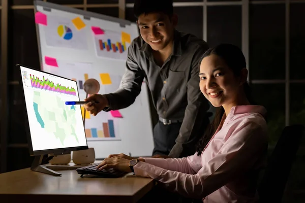아시아 사업가 사업가인 여성은 밤늦게 사무실에서 데스크 컴퓨터로 칠판에 그래프를 — 스톡 사진