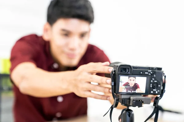 Jovem Blogueiro Asiático Configurando Câmera Para Gravar Vídeo Vídeo Vlog — Fotografia de Stock