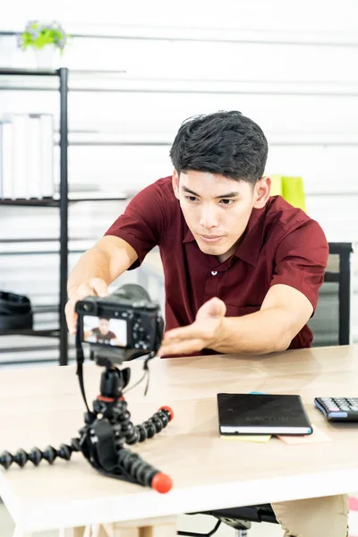 Jovem Blogueiro Asiático Configurando Câmera Para Gravar Vídeo Vídeo Vlog — Fotografia de Stock