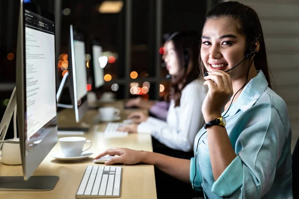 Asiatiska Unga Vuxna Förtroende Operatör Kollega Team Med Headset Som — Stockfoto