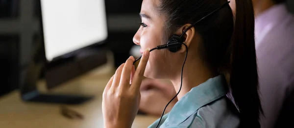 Aziatisch Jong Volwassen Vertrouwen Operator Collega Team Met Headsets Werken — Stockfoto