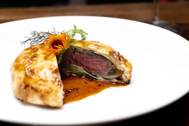 Sos soslu kızarmış sığır eti Wellington, fırında pişmiş ekmeğin içine sığır eti konmuş uluslararası gurme mutfağı. Tarif menüsü için birleşme pf gıda ve içecek endüstrisi.