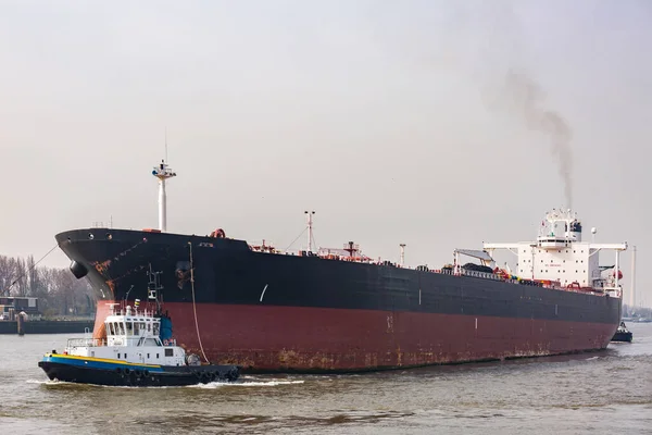 荷兰鹿特丹港码头码头装载货物的大型集装箱船正在等待国际海运 — 图库照片