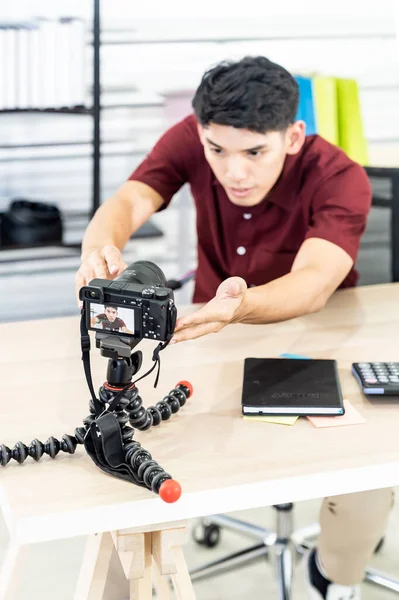 Jovem Blogueiro Asiático Configurando Câmera Para Gravar Vídeo Vídeo Vlog — Fotografia de Stock