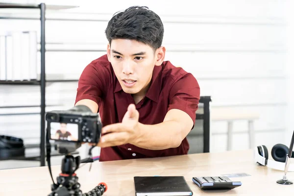 Jovem Blogueiro Asiático Configurando Câmera Para Gravar Vídeo Vídeo Vlog — Fotografia de Stock