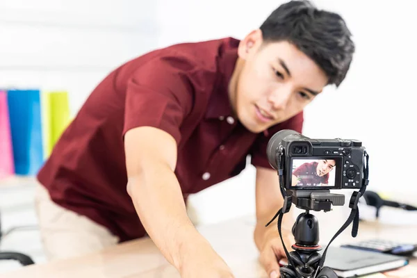 Jovem Blogueiro Asiático Configurando Câmera Para Gravar Vídeo Vídeo Vlog — Fotografia de Stock