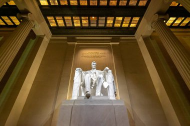 Washington DC 'deki Lincoln Memorial Heykeli. Lincoln Anıtı, Washington DC 'deki Ulusal AVM' nin batı ucunda, Washington Anıtı 'nın karşısında bulunan ABD ulusal anıtıdır..