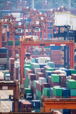 Ticari ithalat ve ihracat geçmişi için kamyon ve tekneyle birlikte nakliye ve nakliye için Tsing yi Hong Kong Limanı 'nda çalışıyor.