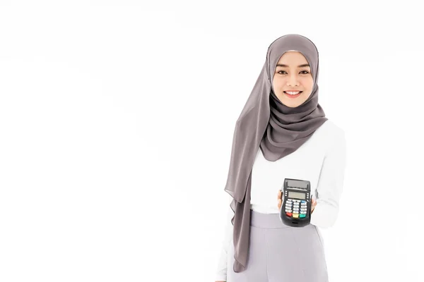 自信を持って幸せな笑顔の女性のクローズアップ所有者商人の概念としてEdcマシンとイスラム教徒の女性 スタジオは白い背景で撮影した 消費主義やショパオリックな概念の販売のための使用 — ストック写真