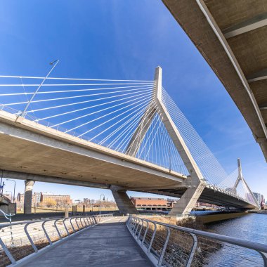 Boston 'daki Boston Bay limanı çevresindeki Charles nehri üzerindeki Boston Zakim Köprüsü MA USA şehir merkezinde. Boston, Amerika Birleşik Devletleri 'nin Massachusetts eyaletinin başkenti ve en kalabalık şehridir.