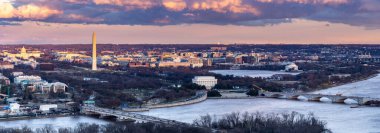 Washington DC gökdeleninin panorama hava görüntüsü alacakaranlıkta ABD 'nin başkenti Arlington Virginia' dan şehir manzarası gökdelenleri..