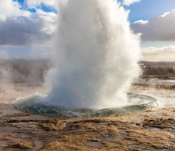 ストロックル間欠泉温泉黄金の円で噴火アイスランド — ストック写真