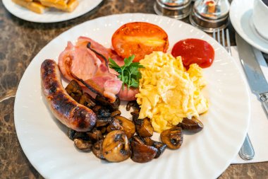 Tam İngiliz kahvaltısı masada kahve