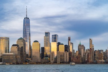 New York, New York, New Jersey 'den alacakaranlıkta şehrin gökdelen manzaralı gökdelenleri. Aşağı Manhattan dünyanın en büyük finans bölgesidir..