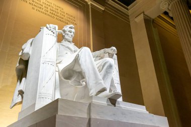 Washington DC 'deki Lincoln Memorial Heykeli. Lincoln Anıtı, Washington DC 'deki Ulusal AVM' nin batı ucunda, Washington Anıtı 'nın karşısında bulunan ABD ulusal anıtıdır..