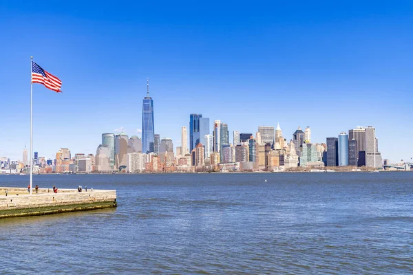 ニューヨーク市のロウアー マンハッタンは自由の島から取り上げられた これは ダウンタウン マンハッタンまたはダウンタウン ニューヨークとも呼ばれ ニューヨーク州と米国で最大のビジネス地区です — ストック写真