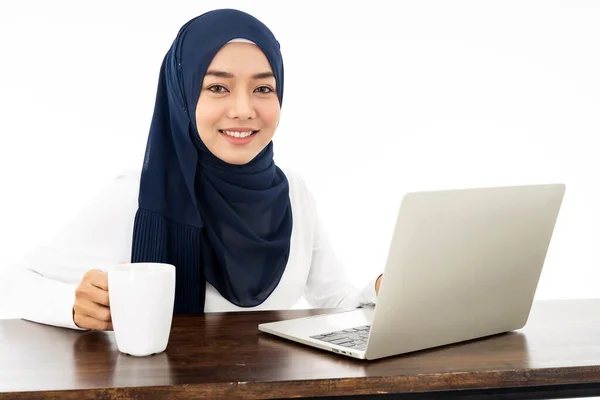 Mujer Asiática Joven Adulta Que Usa Hijab Trabajando Desde Casa — Foto de Stock