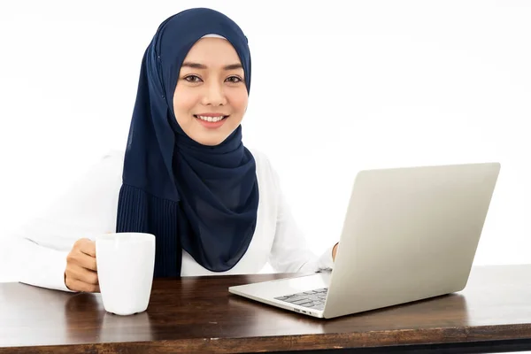 Aziatische Jonge Volwassen Vrouw Dragen Hijab Werken Vanuit Huis Met — Stockfoto