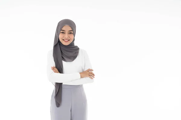 Πορτρέτο Της Νεαρής Ενήλικης Μουσουλμανικής Μουσουλμανικής Γυναίκας Αυτοπεποίθηση Λευκό Φόντο — Φωτογραφία Αρχείου