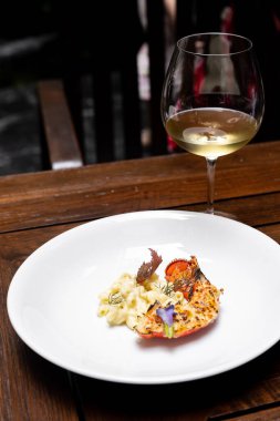 Izgara Boston ıstakoz kuyruğu, kızarmış peynirli makarna, uluslararası gurme mutfağı bir bardak beyaz şarapla birlikte Live Station 'da restoranda özel bir açık büfe hattı..