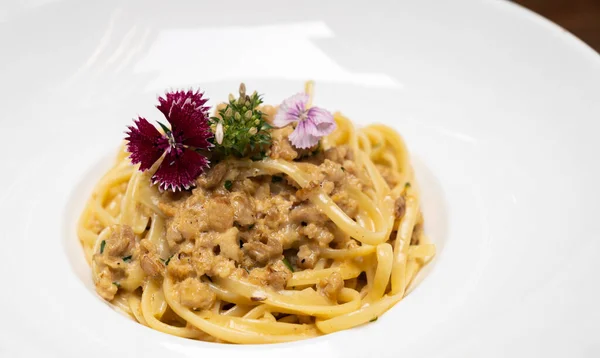 Spaghetti Cabonara Salsa Carne Pasta Con Queso Parmesano Crema Cocina — Foto de Stock