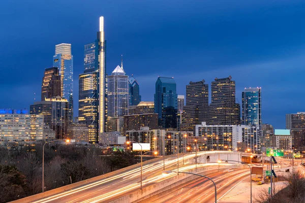 Stadsbilden Philadelphia Skyskrapa Skylines Bygga Skymning Skymning Solnedgång Med Motorväg — Stockfoto