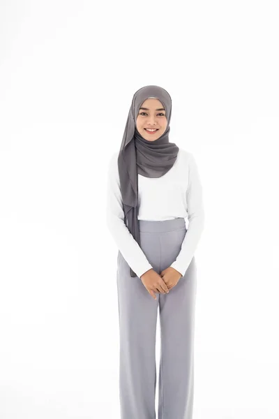 白い背景に若い大人のアジア系ムスリムの自信に満ちた女性の肖像画 肯定的な表情 スタジオショット — ストック写真