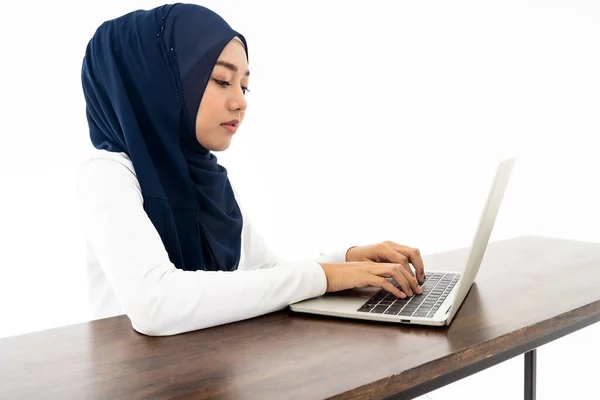 Азиатская Молодая Женщина Хиджабе Работа Дома Помощью Поиска Ноутбуков Выполнение — стоковое фото