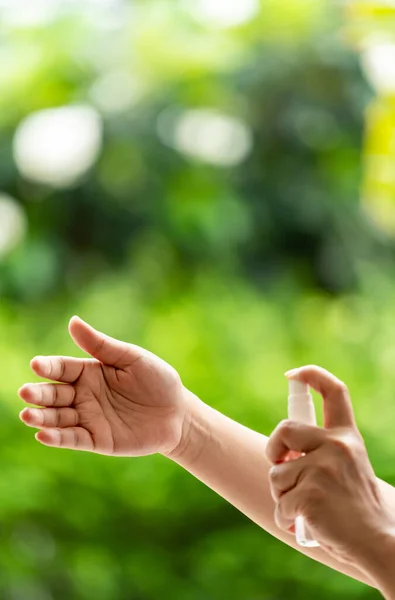 Primo Piano Pulizia Mano Con Spray Alcolico Spruzzatura Bottiglia Disinfezione — Foto Stock